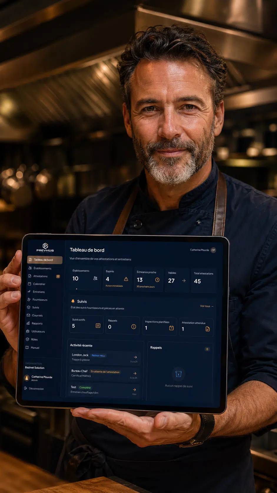 Restaurateur tenant le tableau de bord PrevHub